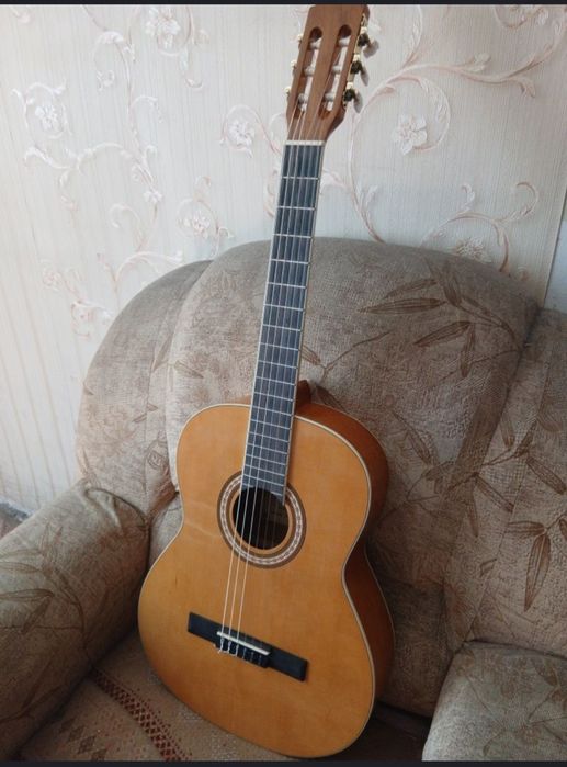 Продам гитару Adagio!!