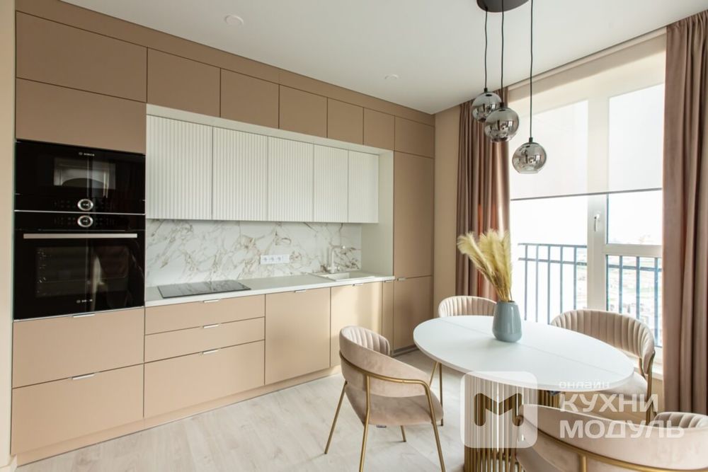 Прямая кухня под потолок в 3 яруса