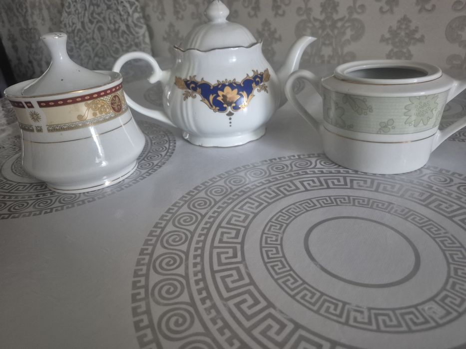 Чайник и сахарницы