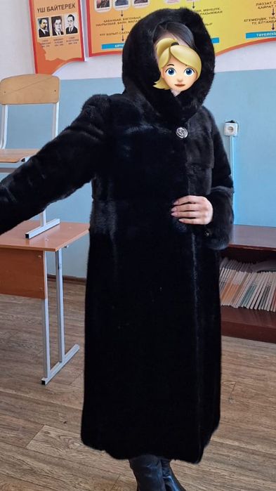 Норкавая шуба с капюшоном.