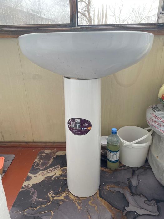 Продам раковину "тюльпан"