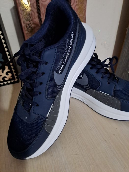 Продам новые кроссовки Nike