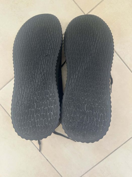 Нови черни обувки