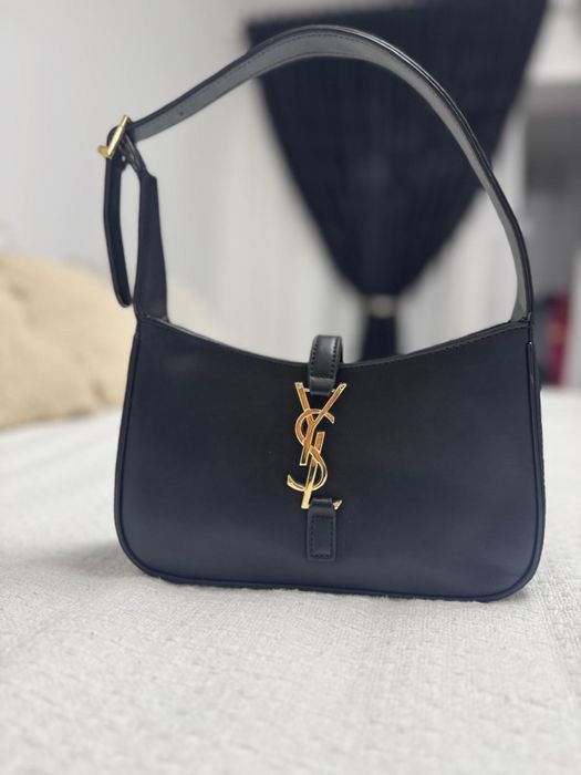 Poseta Yves Saint Laurent