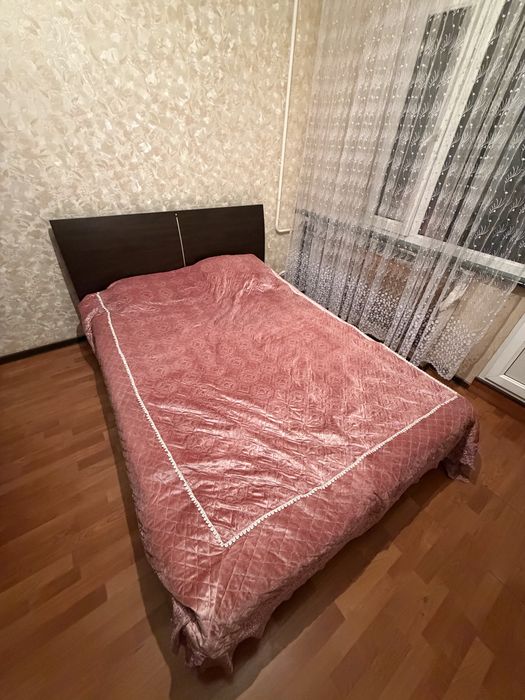 Кровать, стол и 2 тумбочки