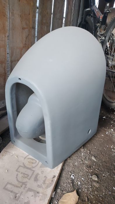 Серый настеный унитаз