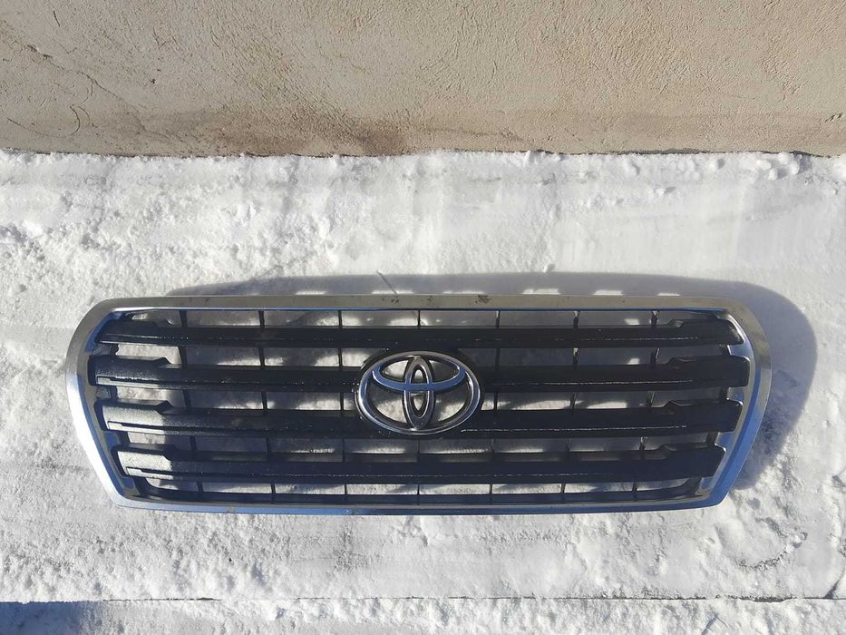 Решетка радиатора Toyota Land Cruiser 200