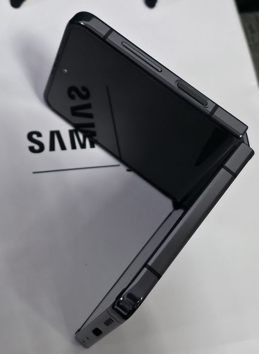 КАТО НОВ 256GB Samsung Z Flip 5 Гаранция Experience Store '25 Graphite