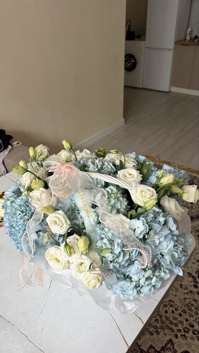 Букет свежий.Композиция собрана в корзине.