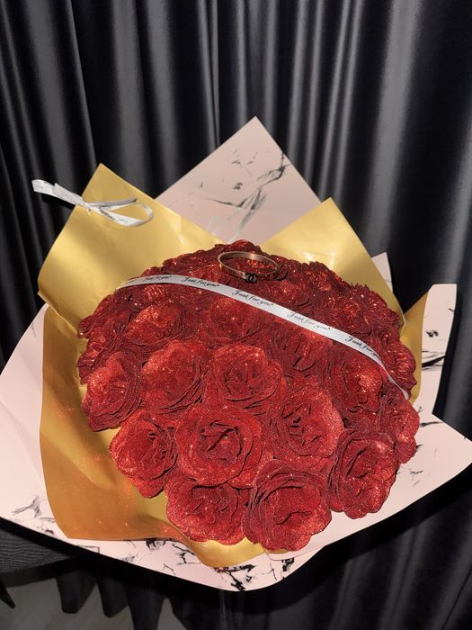 Buchet de trandafiri cu sclipici si bratara optional