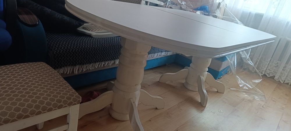 Продается обеденный стол из натурального дерева