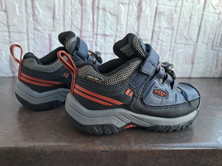 маратонки за момче,кожени кецове,спортни обувки Keen,номер25/26