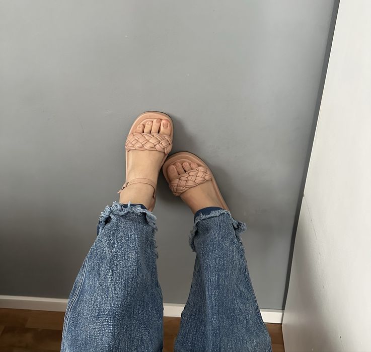 Женские босоножки