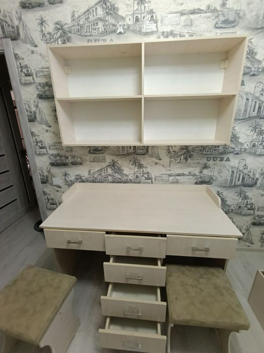 Парта с мягкими стульчиками комплект