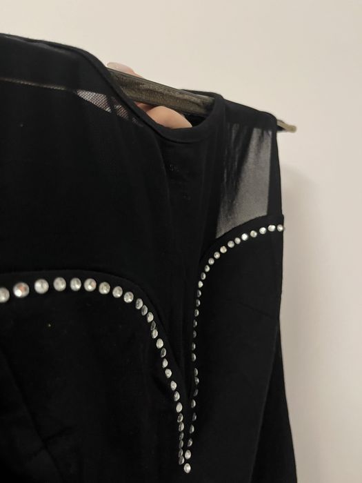 Черен топ без ръкави.