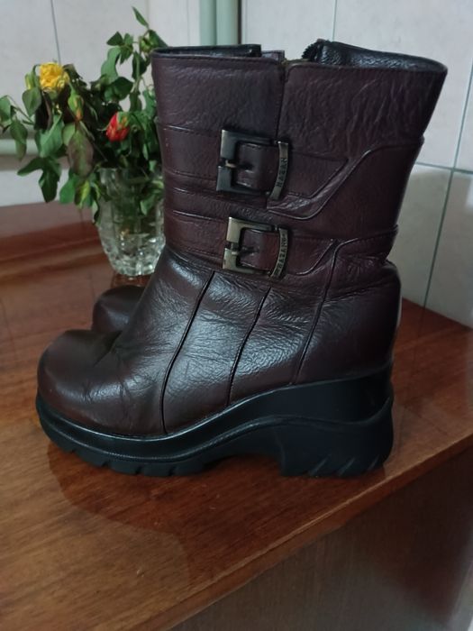 Продам женские ботинки