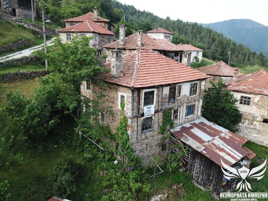 Двуетажна вила/къща 142РЗП с 280кв. двор село Белев Дол общ.Смолян