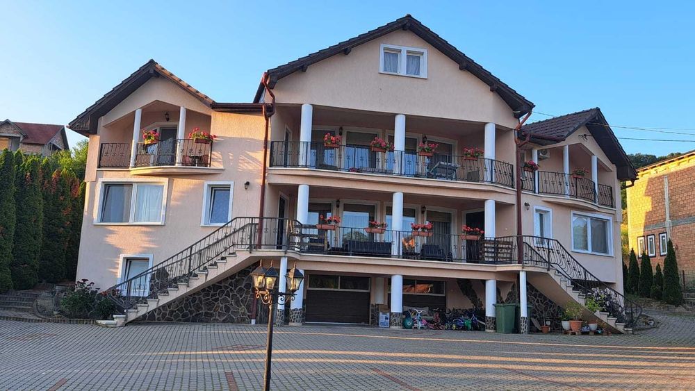 Pensiune, birouri, clinica Corunca