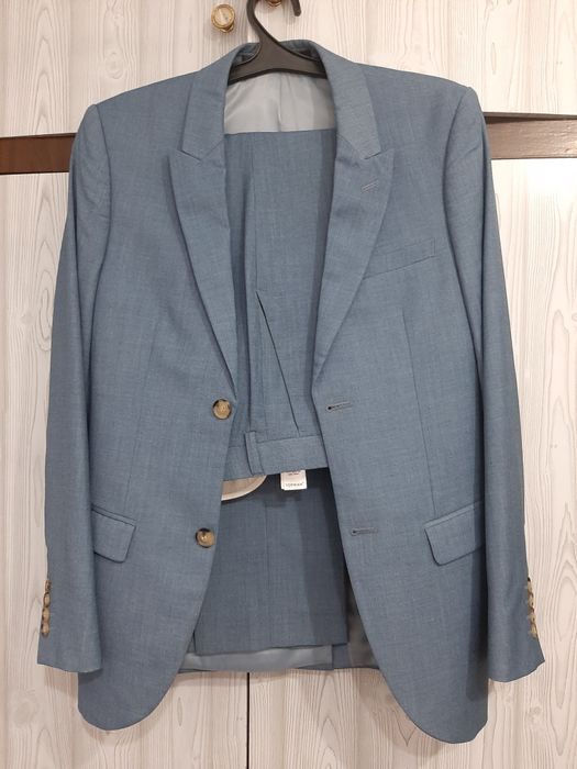 Продам мужской молодежный костюм