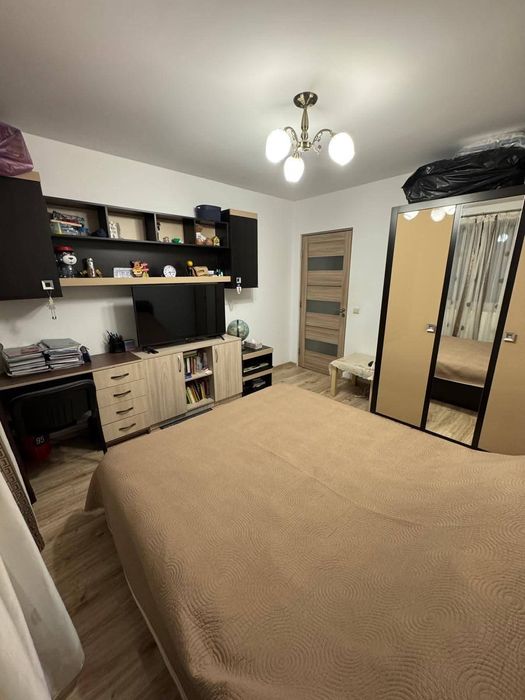 Vind apartament 2 camere,semidecomandat,et.1 din 4,renovat complet