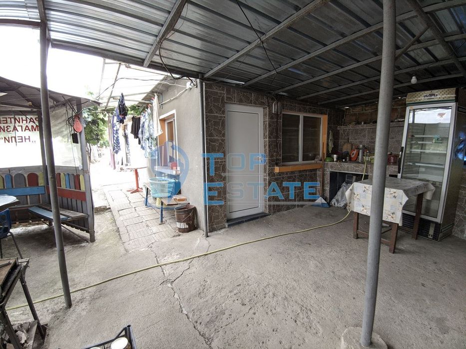 Тухлена обзаведена къща с магазин в село Сушица