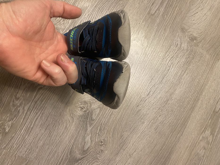 Adidasi Skechers cu lumini marimea 25