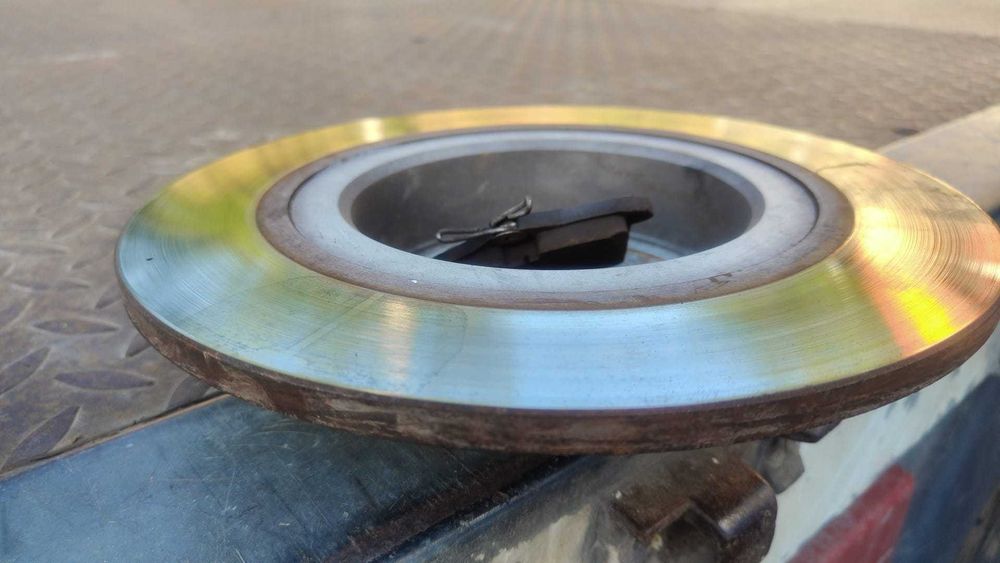 Продавам комплект дискове и накладки: 4 диска + 4 накладки