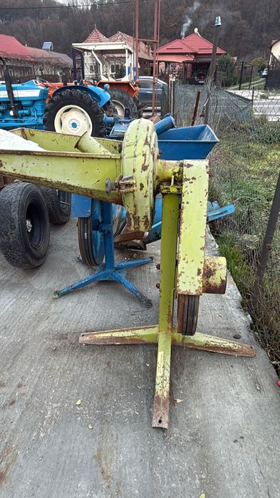 Vand mori pentru tractor