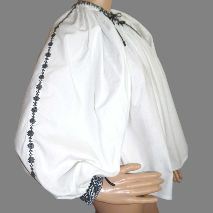 Ie traditionala veche din Transilvania , camasa veche cu ciupag M-L