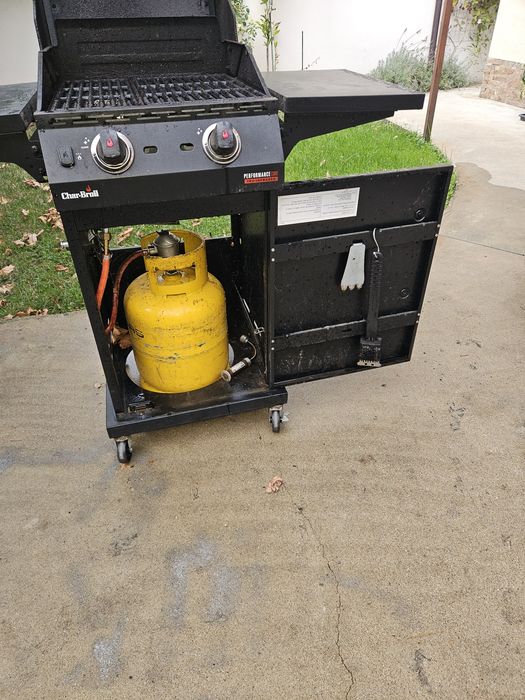 Продавам газово барбекю Char-broil