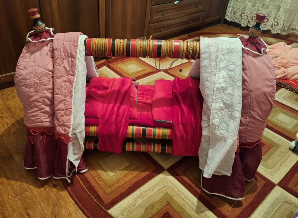 Бесік почти новый