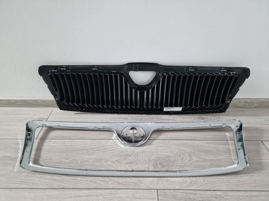 Grila cromata capota motor  Skoda Octavia 2 2004-2008