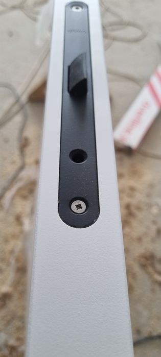 Установка  дверей скрытого монтажа и плинтуса