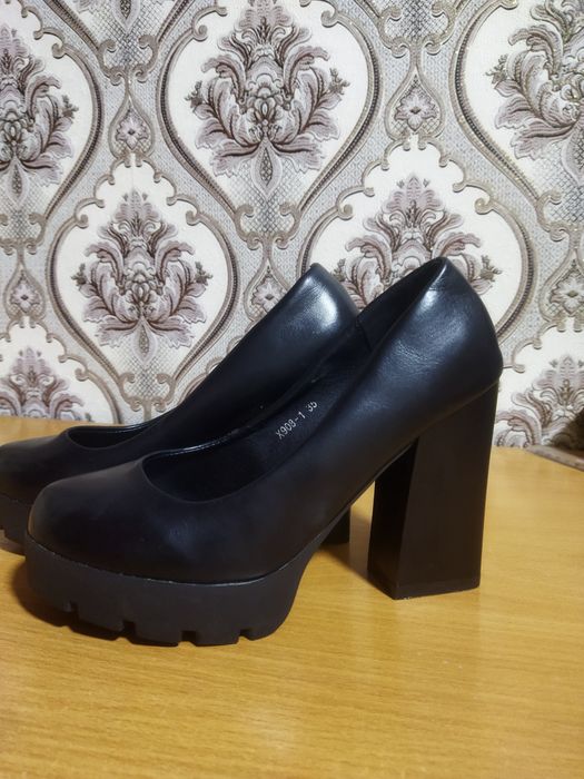 Продаю чёрные каблуки