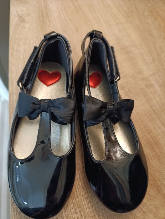 Два чифта лачени обувки 28 номер