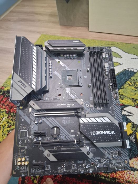 Продавам дъно msi mag b550 tomahawk. В състояние като ново, само  е тествана , идва с оригиналната кутия и много добре опаковано.