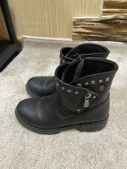 Продам ботинки на девочку 33 размер