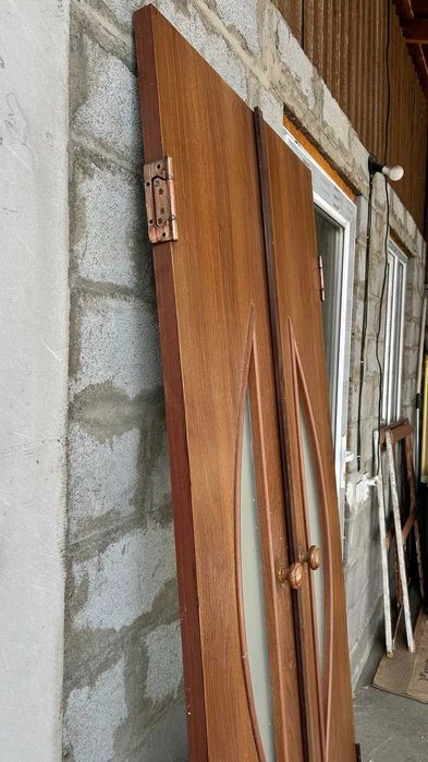 Продам двери двустворчатые