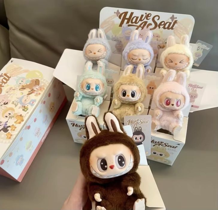 ПРОМО!  Играчка Labubu 15см, Лабубу ключодържател Labubu Have A Seat