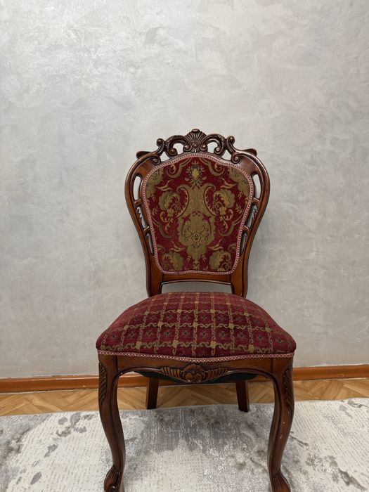 Стол со стульми в отлчном состояний