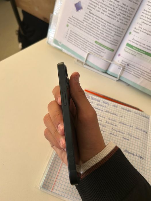 Айфон 13 в черно синем цвете