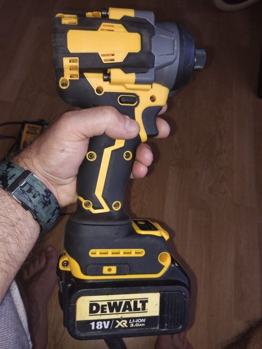 Replica brusheless DeWalt 18V nouă nefolosită  și autofiletnata  cu încărcător defect