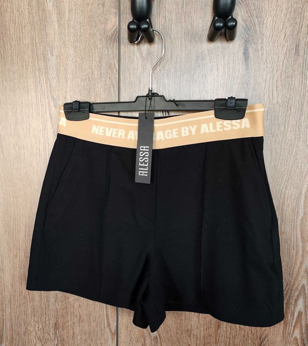 Alessa къси панталонки с вграден колан