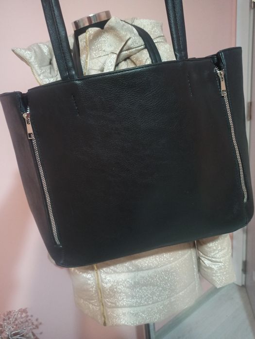 Черна дамска кожена чанта.