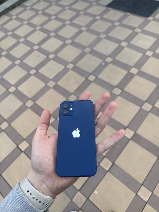 Iphone 12 синий.