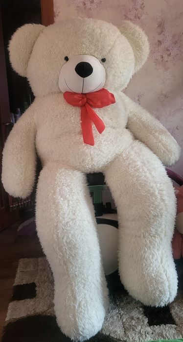 Белый огромный мишка