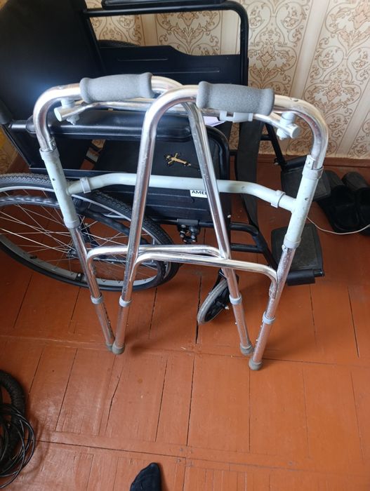 Коляска инвалидная и ходунки