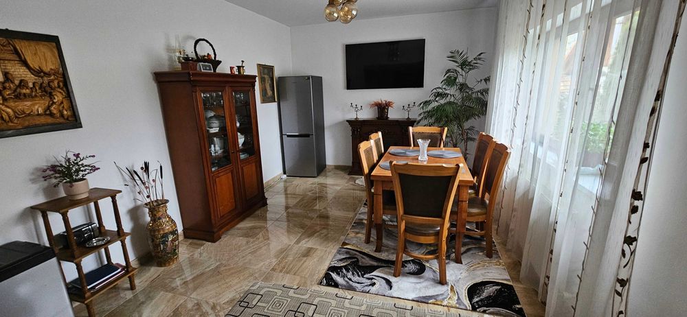 Casa de vanzare cu gradina.