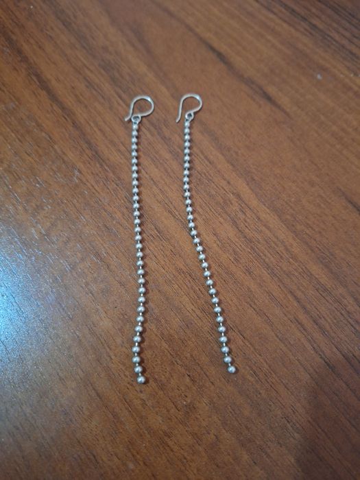Длинные серебряные серьги.