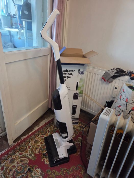 Aspirator vertical cu mop